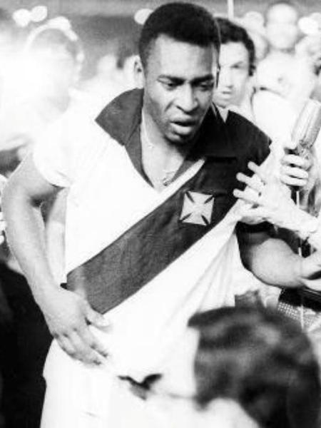 Pelé com a camisa do Vasco: Rei do Futebol receberá título de sócio honorário do clube - Divulgação / Vasco