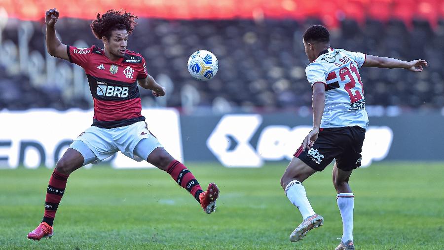 Willian Arão e Gabriel Sara disputam lance em Flamengo x São Paulo - THIAGO RIBEIRO/AGIF - AGÊNCIA DE FOTOGRAFIA/ESTADÃO CONTEÚDO