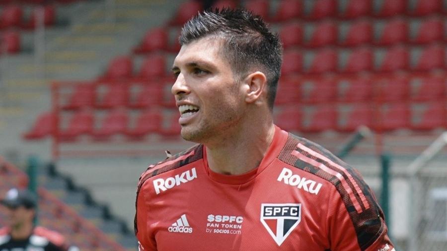 Tiago Volpi, goleiro do São Paulo, durante treino no CT da Barra Funda - Erico Leonan/São Paulo FC