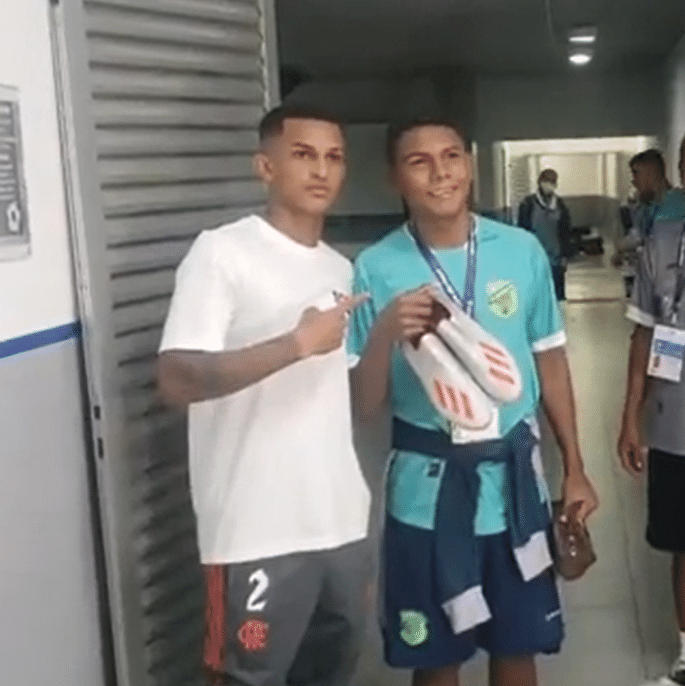 Wesley, do Flamengo, doa chuteira a jogador do Floresta: 'Sempre