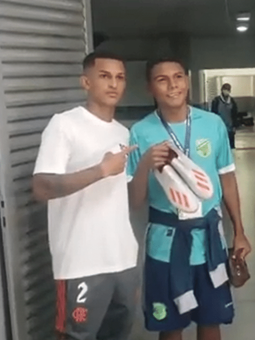 Wesley, do Flamengo, doa chuteira a jogador do Floresta: 'Sempre que puder  ajudar os outros, vou ajudar' - Lance!