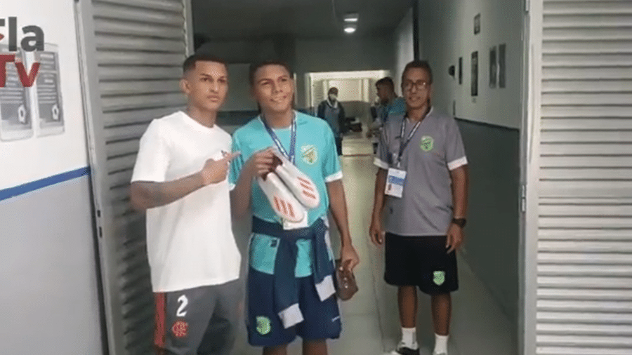 Wesley, do Flamengo, doa chuteira para jogador do Floresta - Reprodução/Twitter