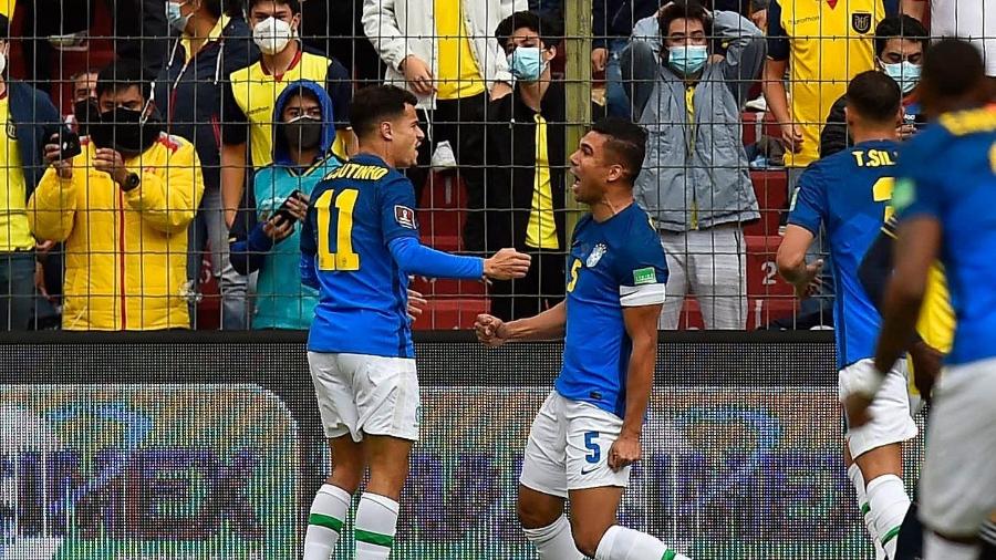 Casemiro comemora seu gol com Coutinho em jogo contra o Equador pelas Eliminatórias da Copa - Rodrigo Buendia/AFP