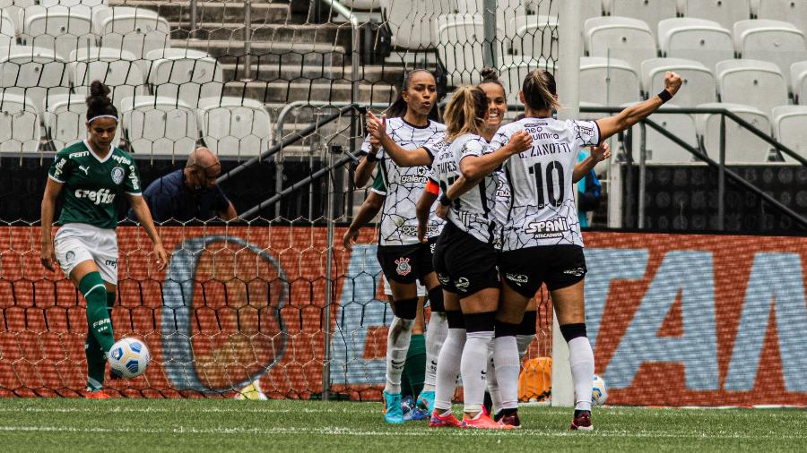 Jogadoras do Corinthians comemoram gol na vitória sobre o Palmeiras na Supercopa Feminina 2022 - VAN CAMPOS/ESTADÃO CONTEÚDO