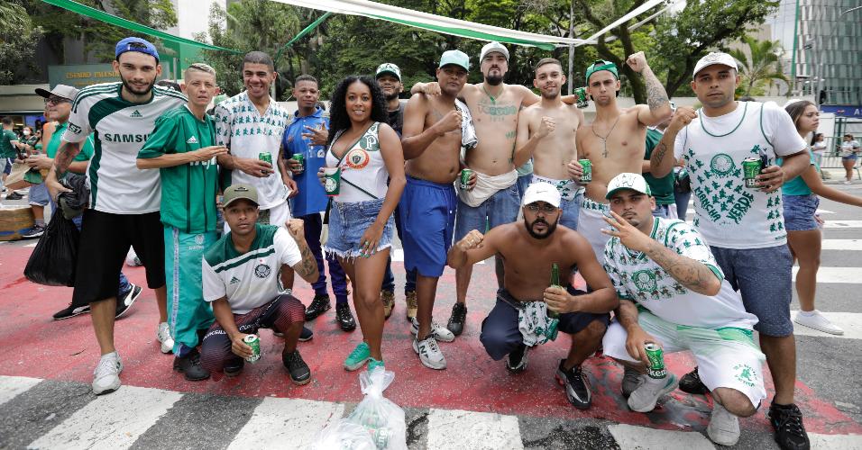 Torcedores do Palmeiras lotam os arredores do Allianz Parque para assistirem à final do Mundial