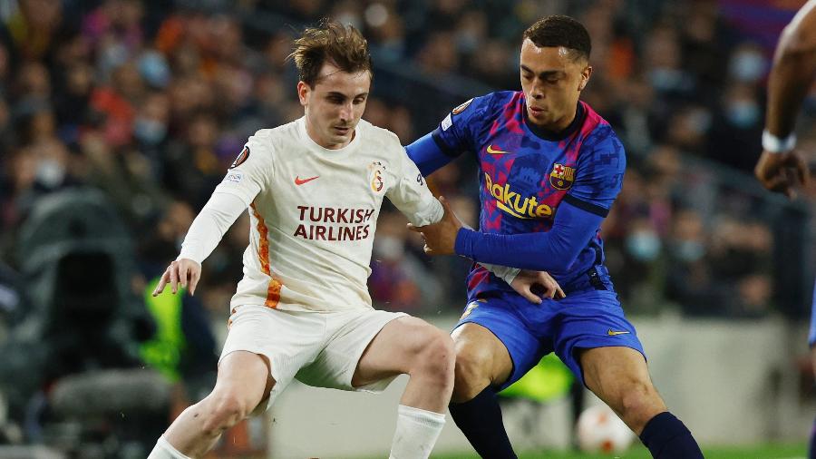 Sergino Dest disputa bola com Akturkoglu durante o empate entre Barcelona e Galatasaray na Liga Europa - REUTERS/Albert Gea