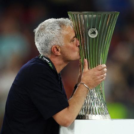 25.5.22 - José Mourinho, técnico do Roma, beija troféu do Europa Conference League 