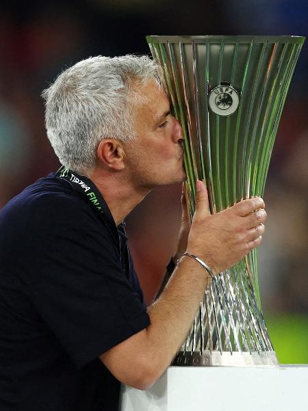 25.5.22 - José Mourinho, técnico do Roma, beija troféu do Europa Conference League  - MARKO DJURICA/REUTERS