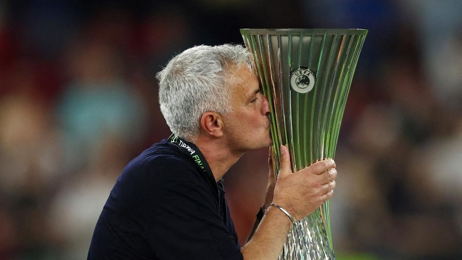 25.5.22 - José Mourinho, técnico do Roma, beija troféu do Europa Conference League  - MARKO DJURICA/REUTERS