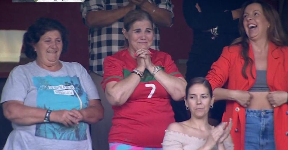Maria Dolores dos Santos Aveiro se emociona com gol de Cristiano Ronaldo
