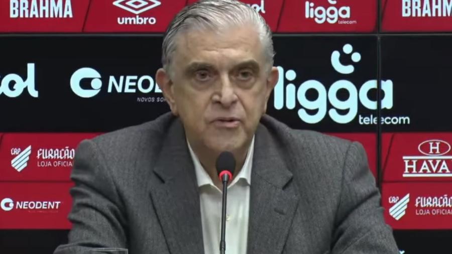 Mario Celso Petraglia, presidente do Athletico-PR, durante apresentação de Fernandinho - Reprodução/YouTube