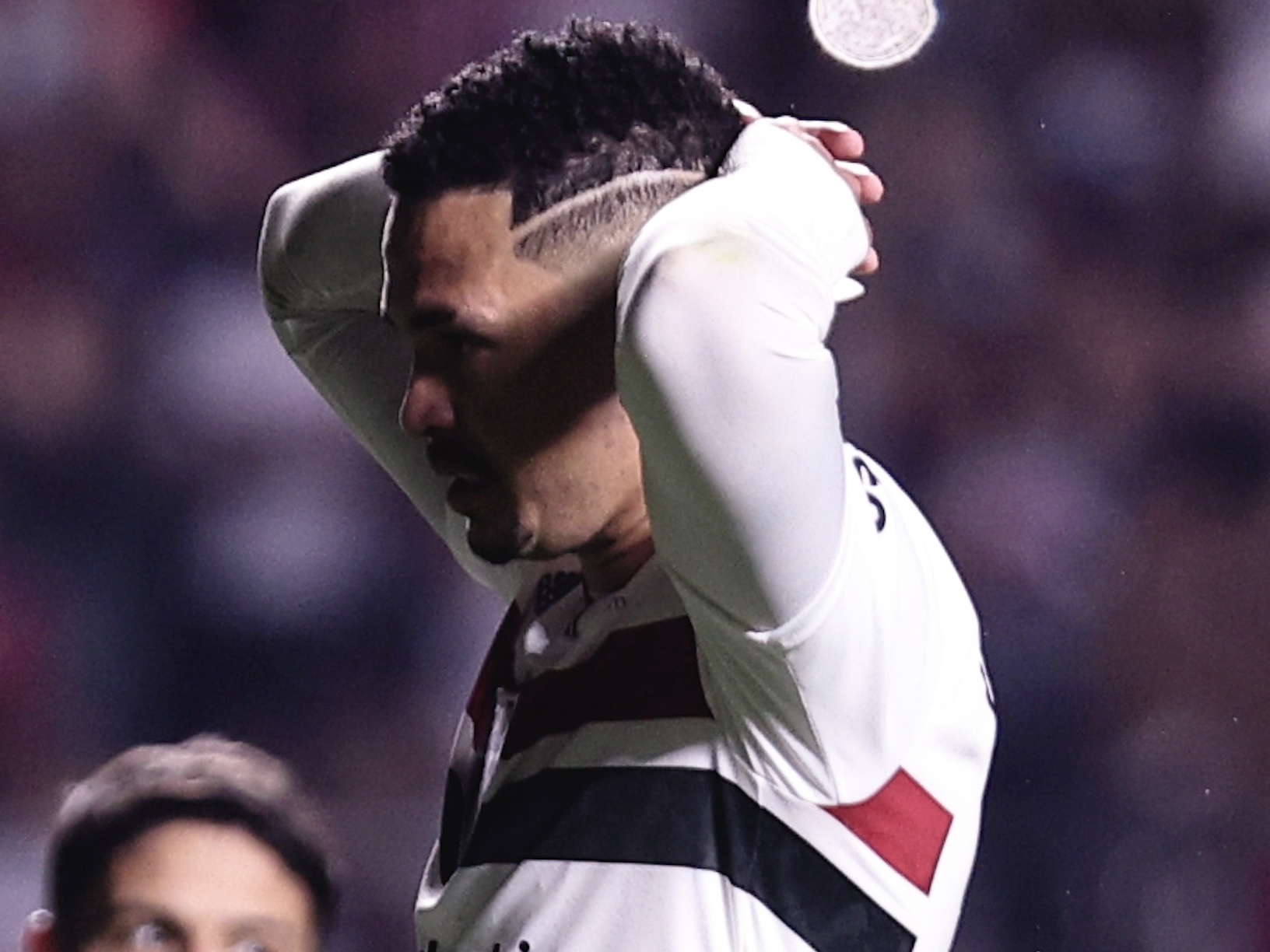 Capita vê pênalti para o São Paulo em bola no braço. Assista por