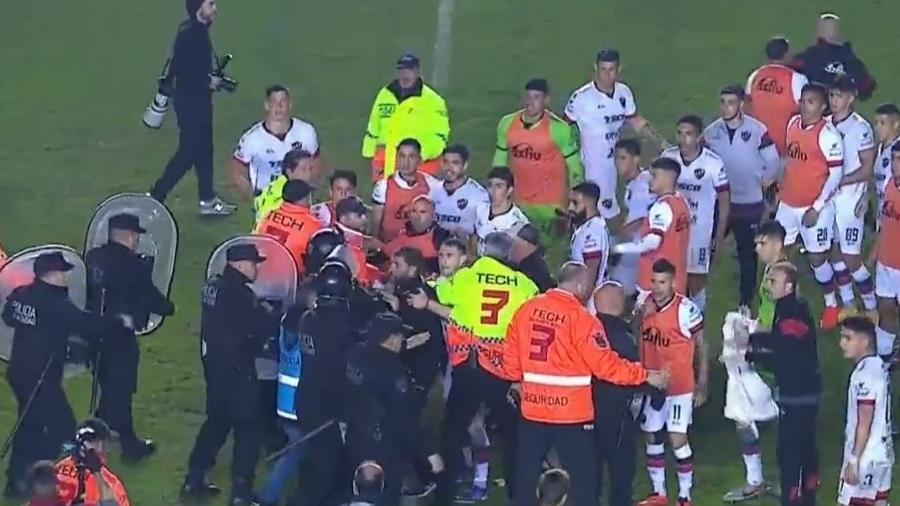 Jogadores do Patronato trocaram empurrões com policiais - Reprodução