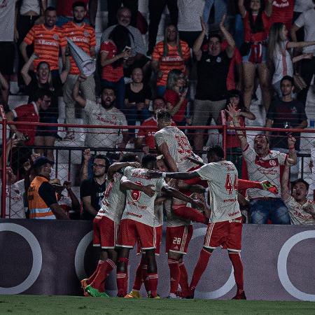 Jogadores do Internacional comemoram gol de Alemão contra o Atlético-GO pelo Brasileirão - Isabela Azine/AGIF