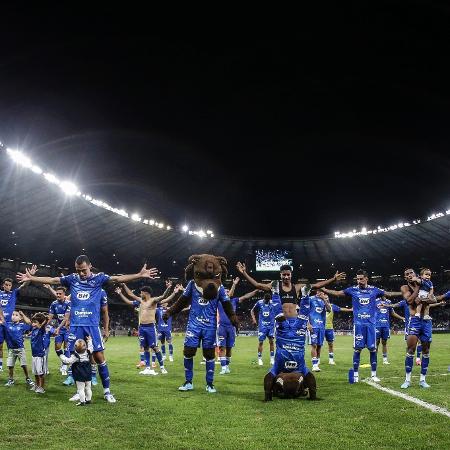 Time do Cruzeiro comemora mais uma vitória na Série B - Staff Images/Cruzeiro 