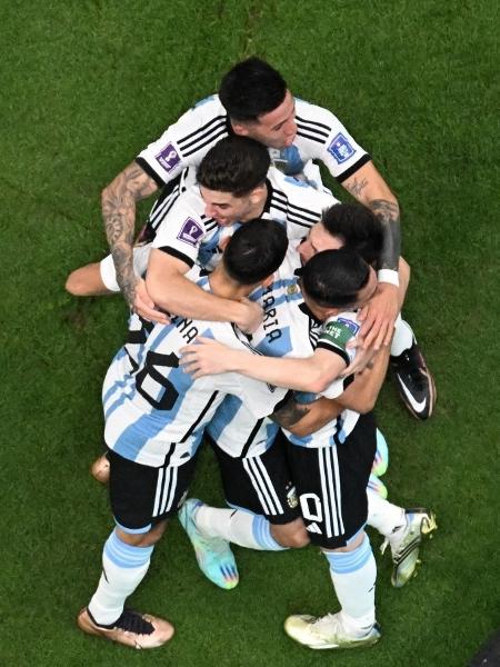 Jogadores da Argentina comemoram gol de Messi contra o México, pela Copa do Mundo do Qatar - FRANÇOIS-XAVIER MARIT / AFP
