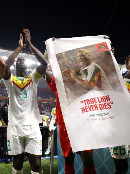 Jogadores de Senegal homenageiam Papa Boupa Diop, ex-jogador da seleção, morto em 2020 - Buda Mendes/Getty Images