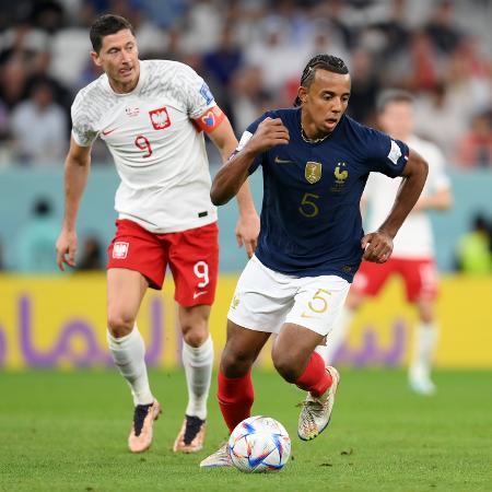 Jules Koundé, defensor da seleção francesa, entrou em campo na partida contra a Polônia usando colares - Mike Hewitt - FIFA/FIFA via Getty Images