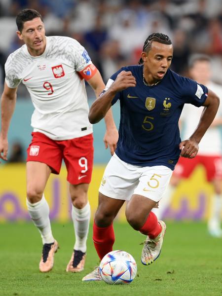 Jules Koundé, defensor da seleção francesa, entrou em campo na partida contra a Polônia usando colares - Mike Hewitt - FIFA/FIFA via Getty Images