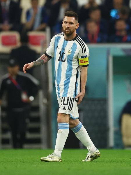 Messi põe a mão na coxa esquerda durante Argentina x Croácia na Copa do Mundo - Lee Smith/Reiters