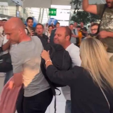 Árbitro Anthony Taylor é atacado por torcedores da Roma no aeroporto de Budapeste - Reprodução/Twitter 