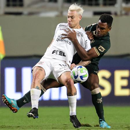 Róger Guedes tenta sair da marcação durante América x Corinthians pelo Campeonato Brasileiro - Gilson Junio/AGIF