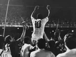 Contra o Vasco, há 55 anos, Pelé marcava seu milésimo gol