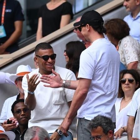 Mbappé e Ibrahimovic se encontram nas arquibancadas durante a final simples masculina, em Roland Garros - Reprodução/Twitter/Roland Garros