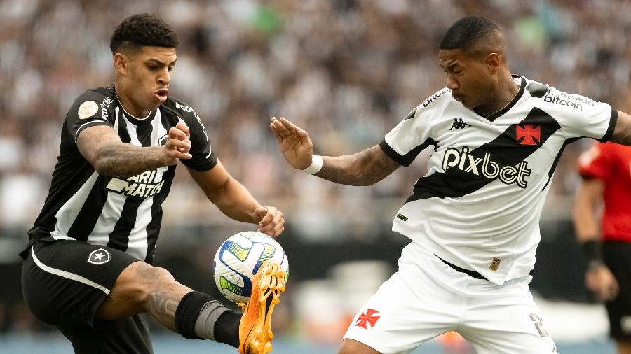 Luís Henrique, do Botafogo, disputa a bola durante jogo contra Vasco, válido pelo Campeonato Brasileiro
