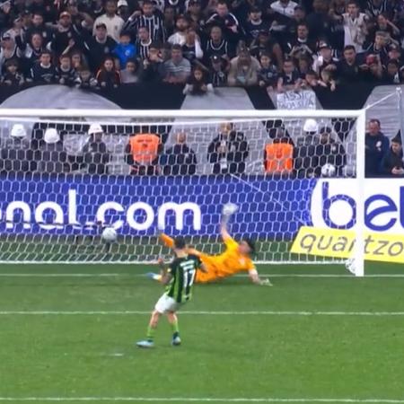 Mastriani converte gol a favor do América-MG na disputa de pênaltis contra o Corinthians, pela Copa do Brasil