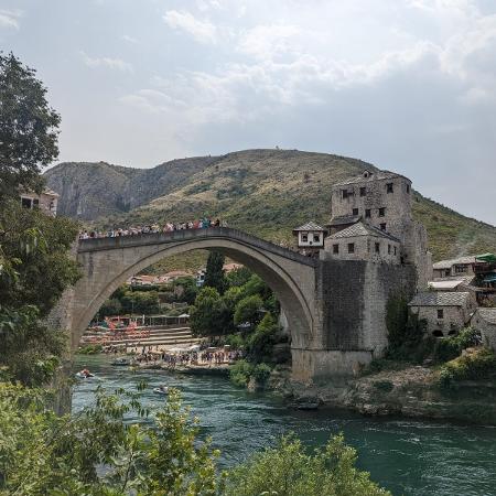 A Stari Most, em julho de 2023: reconstruída e cheia de turistas
