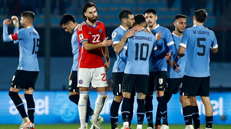 Jogadores do Uruguai comemora terceiro gol marcado contra o Chile na primeira rodada das Eliminatórias