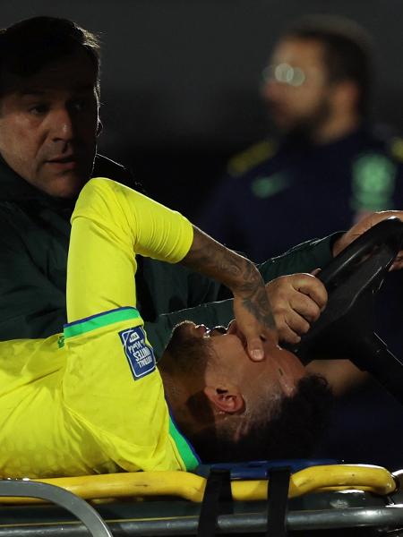 Neymar chora após se machucar no jogo do Brasil contra o Uruguai, pelas Eliminatórias