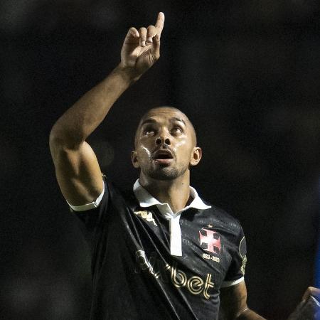 Paulo Henrique celebra gol em Vasco x Botafogo: pode olhar para cima