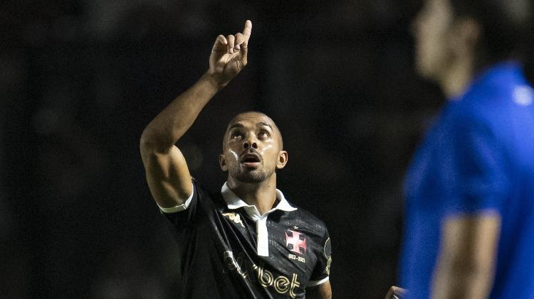 Paulo Henrique celebra gol em Vasco x Botafogo, jogo do Campeonato Brasileiro