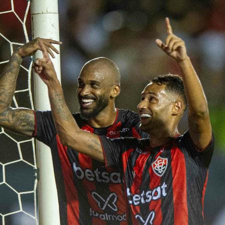 Matheus Gonçalves, do Vitória, comemora seu gol contra o Bahia, na ida da final