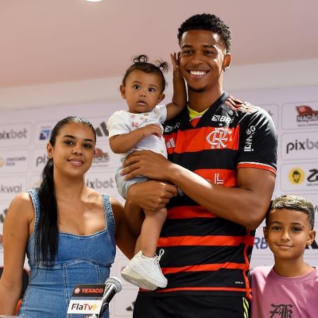 Carlinhos com a esposa Sheila e os filhos Liz e Wallace na apresentação oficial no Flamengo