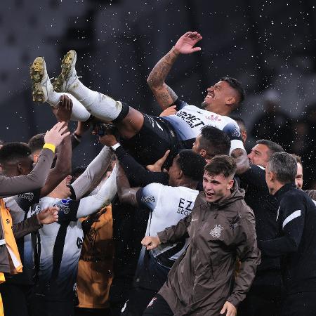 Paulinho é levantado pelos companheiros em sua despedida no Corinthians
