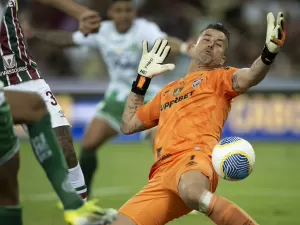 Fábio falha de novo com os pés, mas Fluminense vê erro coletivo em gol