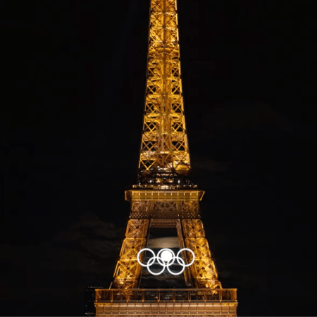 Foto da lua cheia alinha no centro dos anéis olímpicos da Torre Eiffel