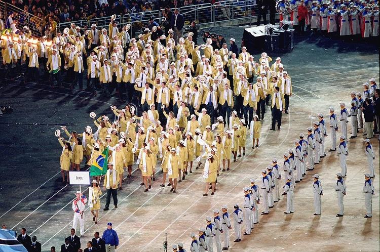 15 de setembro de 2000: A equipe olímpica brasileira durante a Cerimônia de Abertura dos Jogos Olímpicos de Sydney 2000 no Estádio Olímpico em Homebush Bay, Sydney, Austrália.