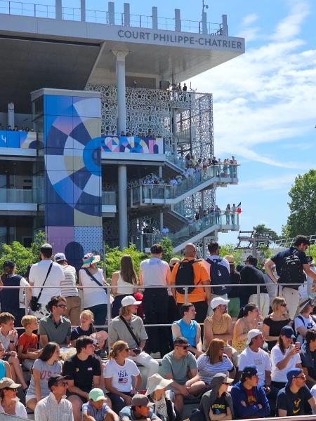 Torcedores assistem das escadas da quadra 7 de Roland Garros