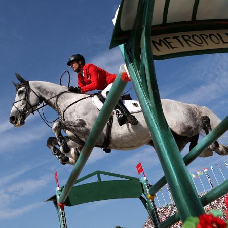 Christian Kukuk ganha o ouro nos saltos individuais montando o cavalo Checker, que pertence a Thomas Müller