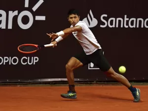 Sakamoto vence outra e vai à semifinal atrás de convite para o Rio Open