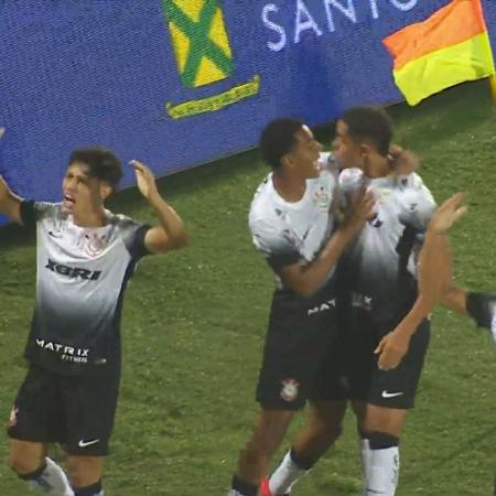 Jogadores do Corinthians comemoram gol de Luiz Gustavo Bahia na Copinha 2025
