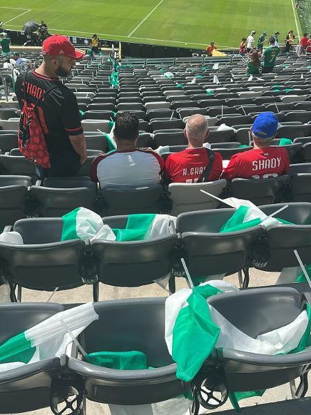 Torcedores do Ah Ahly removem bandeiras palmeirenses no MetLife Stadium Torcedores do Ah Ahly removem bandeiras palmeirenses no MetLife Stadium