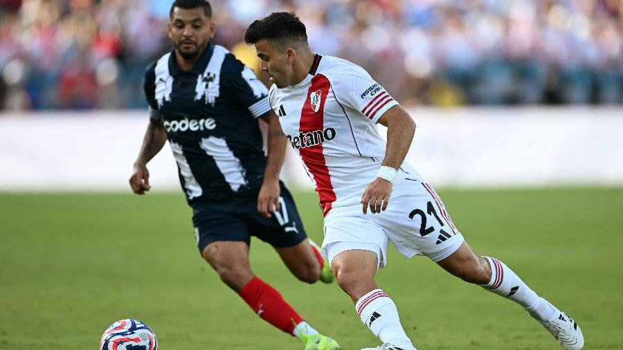Acuña, do River Plate, tenta fazer a jogada em meio à marcação de Corona, do Monterrey, em jogo do Mundial Acuña, do River Plate, tenta fazer a jogada em meio à marcação de Corona, do Monterrey, em jogo do Mundial