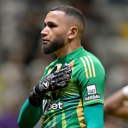 Everson foi o herói da decisão ao defender duas penalidades e marcar na cobrança final