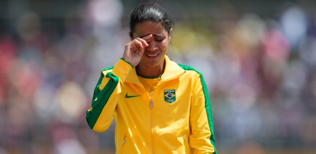 Juliana dos Santos chora no pódio depois da conquista nos 5.000m feminino