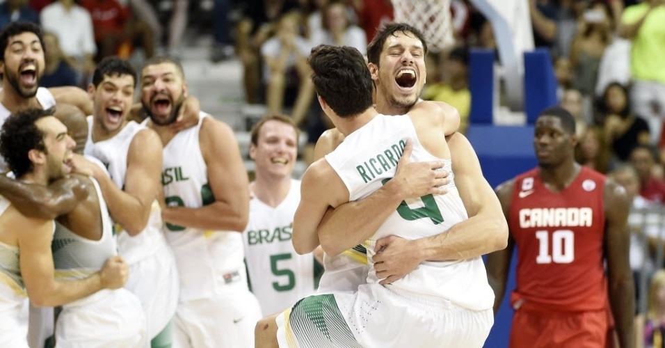 Jogadores brasileiros festejam medalha de ouro após vitória contra o Canadá no basquete